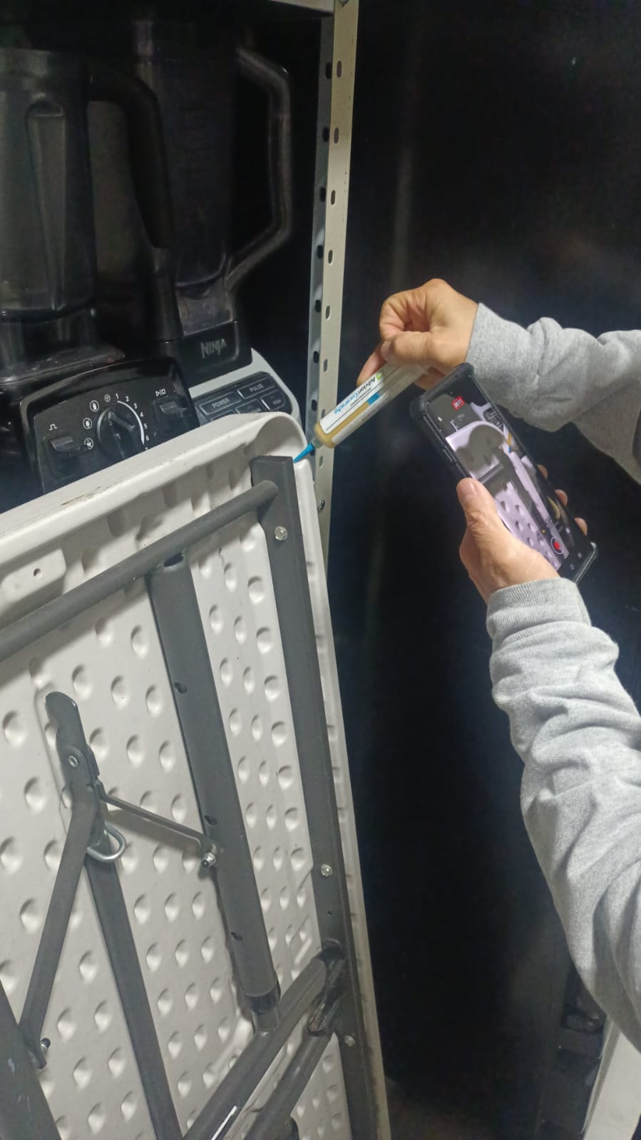 Aplicación de gel para control de cucarachas